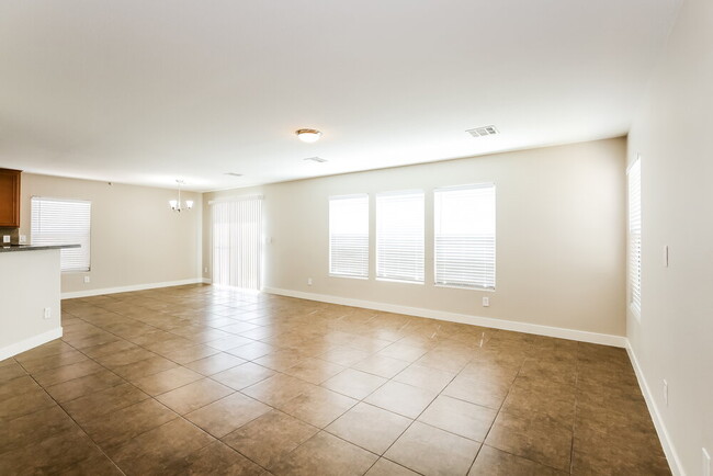 Photo - 25 Copper Pine Ave