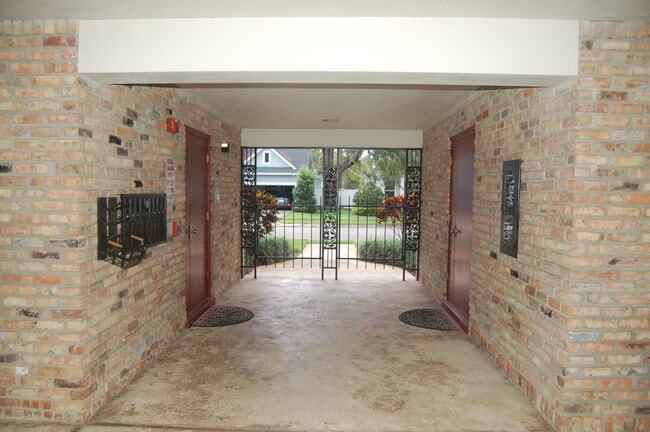 Photo - 1920 Woodcrest Dr Unidad 13