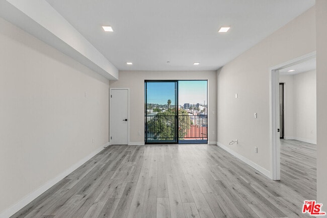 Photo - 1111 N Kenmore Ave Unit #401