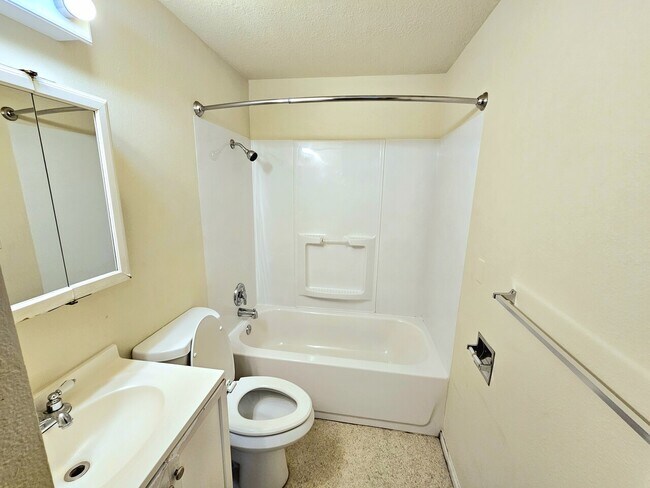 Photo - Lynhaven Apartments Unit 1