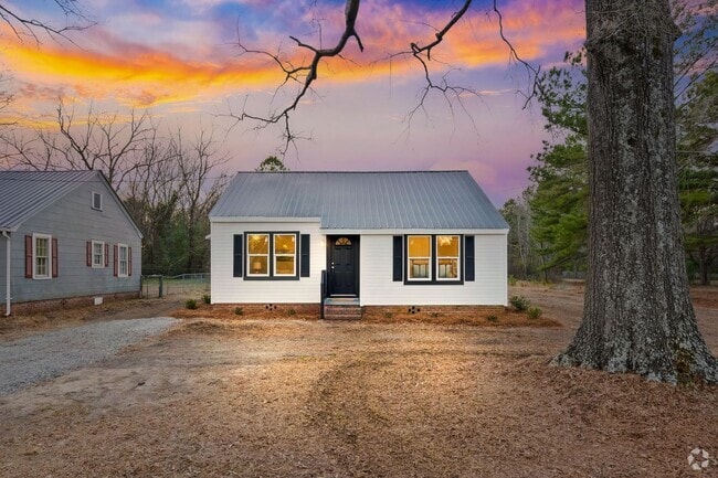 Building Photo - Freshly Remodeled 2 bedroom 1 bath in down... Rental