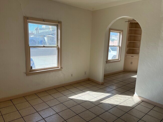 De sala a comedor - 902 E Amelia Ave