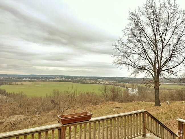 Building Photo - • 2 Bed • 2 Bath • Overlooking the White R... Unit Apt 3