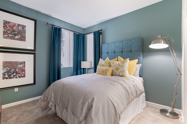 2BR, 2BA - 1056SF