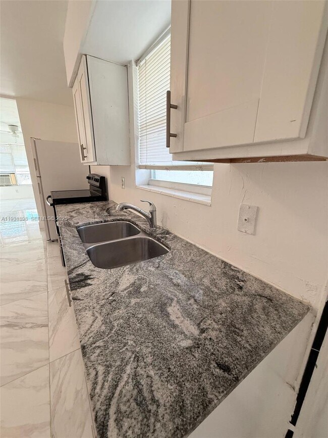 Photo - 4265 SW 51st St Unidad 1