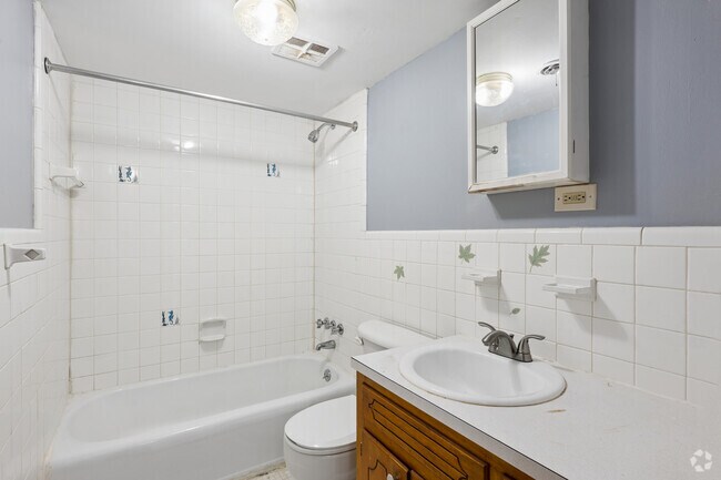 2BR, 2BA - 750SF - Bathroom