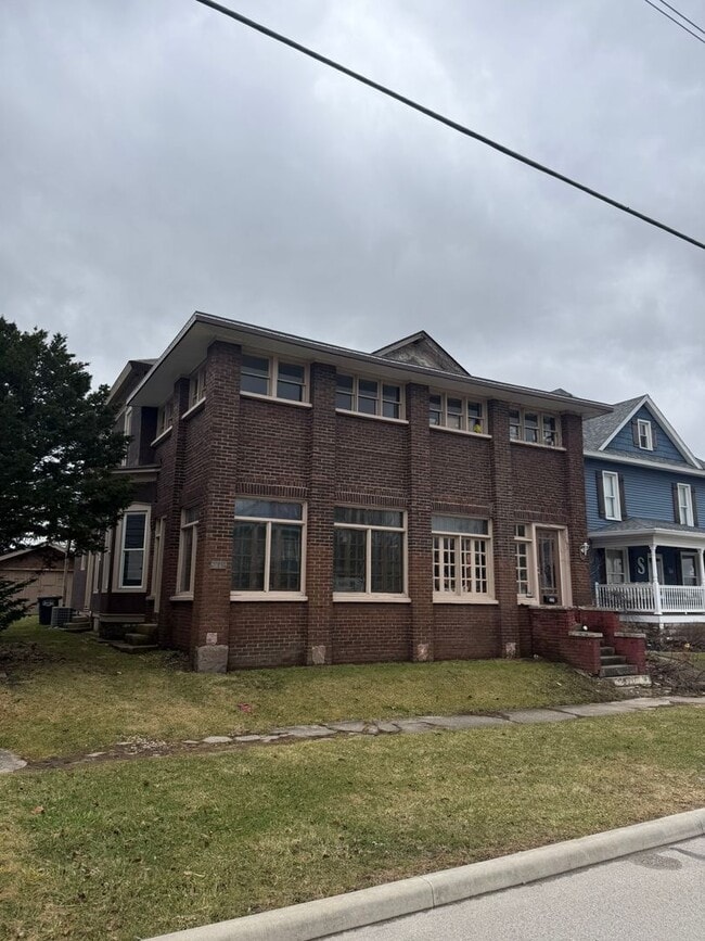 Building Photo - Rush St Townhouse Unit 219 W Rush St