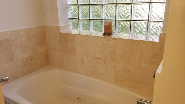 Jacuzzi Tub - 4044 N Kedvale Ave Unit 2B