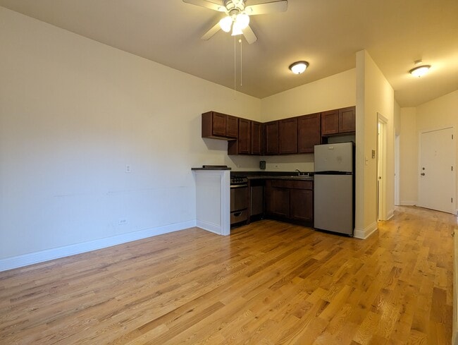 Building Photo - 813 W Cornelia Ave Unit 310