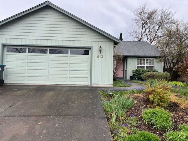 Building Photo - SINGLE FAMILY HOME W/ FENCED YARD/ DOUBLE ...
