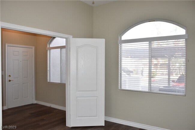 Photo - 700 Carnegie St