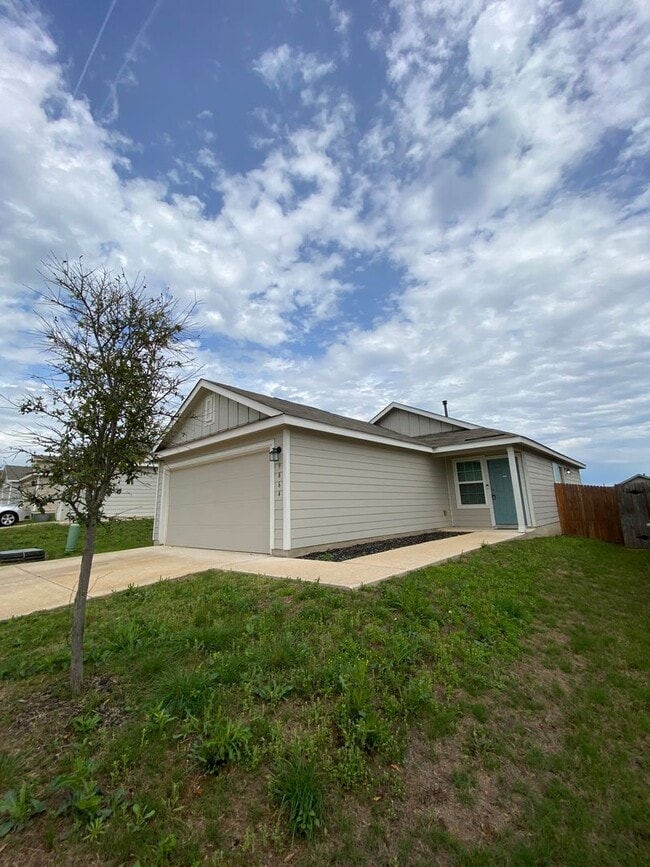 Photo - Move in Ready 3 bd/2 ba with bonus rooms!