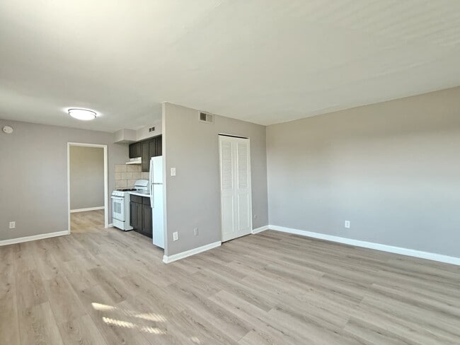 Building Photo - 7108 Oxford Ave Unit 51