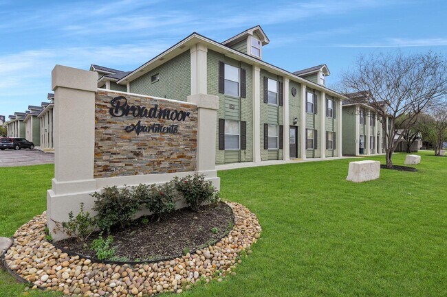 1512 Broadmoor Dr