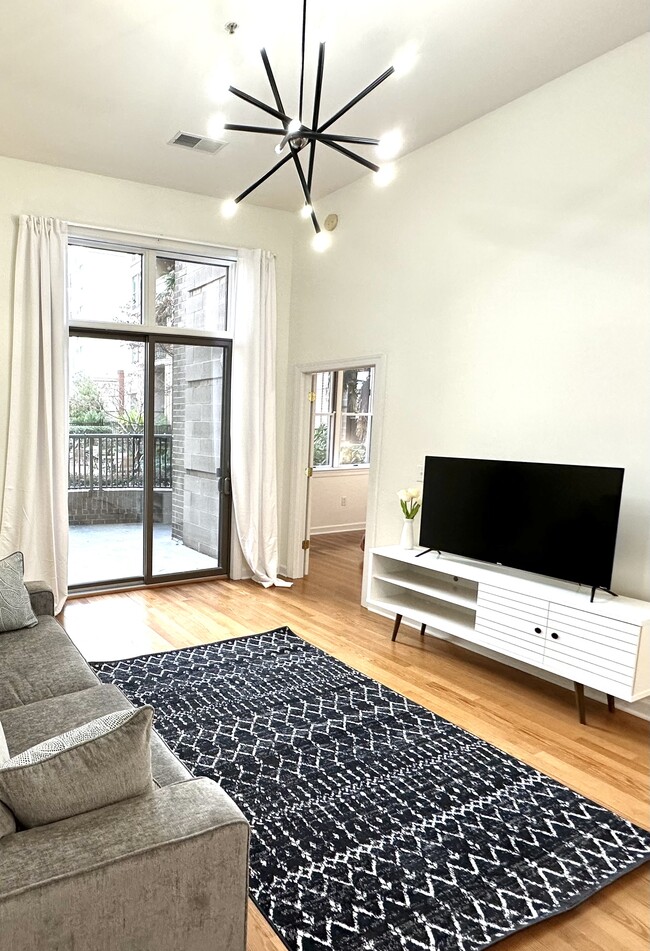 Photo - 718 W Trade St Unidad # 104