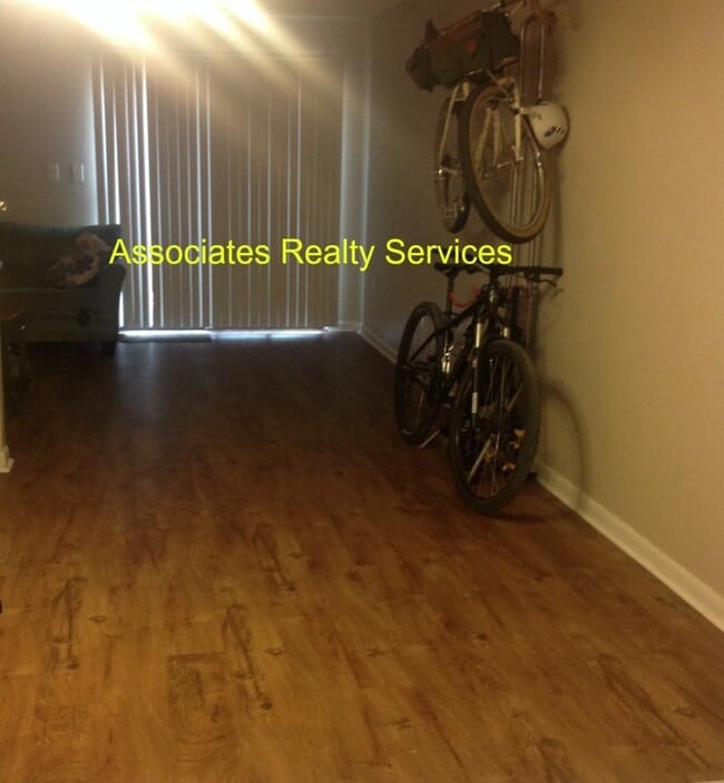 Building Photo - End unit in Tiffany, Look! SubLease