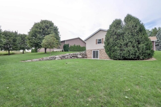 Photo - Spacious 4-Bedroom Home with Attached Garage in Salem Lakes