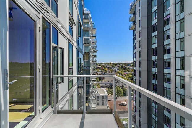 Photo - 989 Johnson St