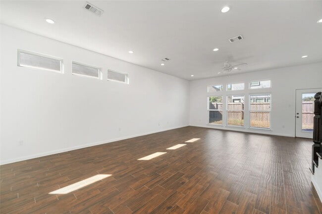 Photo - 7902 Parnell St