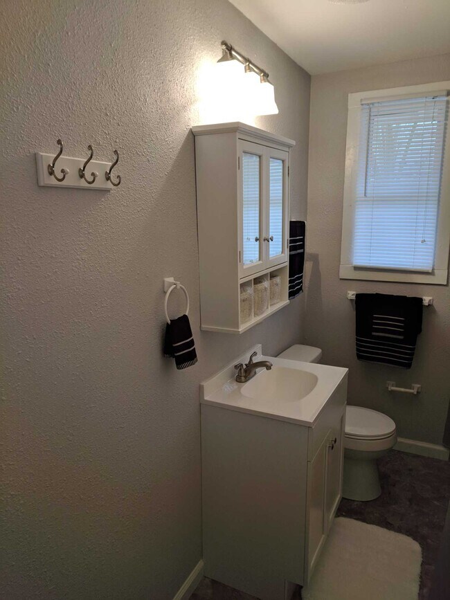 Baño/Bañera con ducha - 911 Phillips St Apartamentos Unidad C