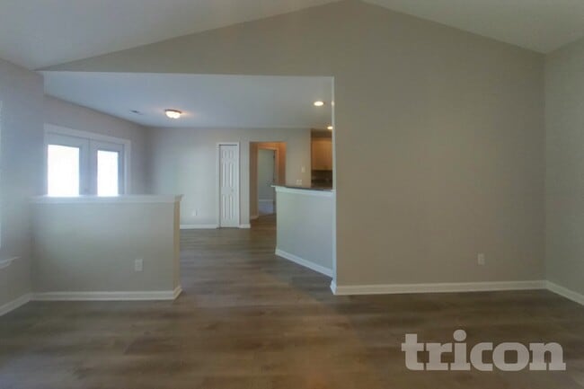 Photo - 633 Thornbird Cir