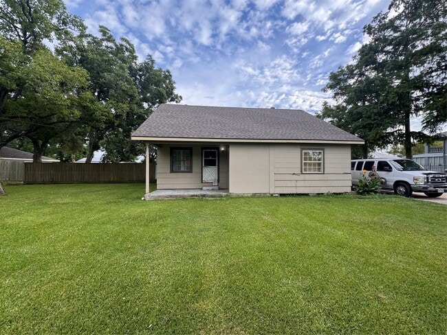 Building Photo - 906 Llano St Rental