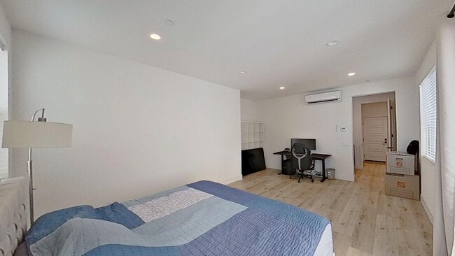 574 S Motif St