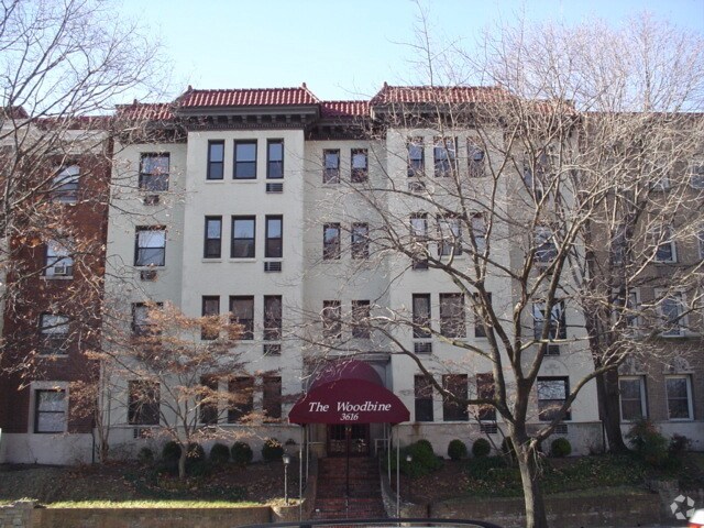 Building Photo - 2 BED 1 BATH Condo on the 1st Floor of The...