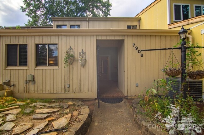 Building Photo - 7908 Horse Chestnut Ln Rental