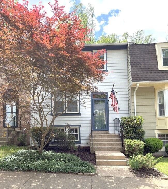 Building Photo - Beautiful 4 Bed 2.5 Bath Townhome in Burke For Rent!