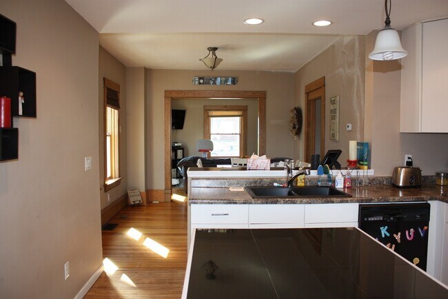 Photo - Spacious Home near downtown Pella!