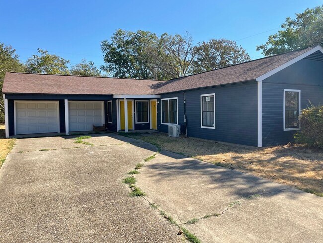 Building Photo - COMING SOON! Unit 1905 Alamo Ave