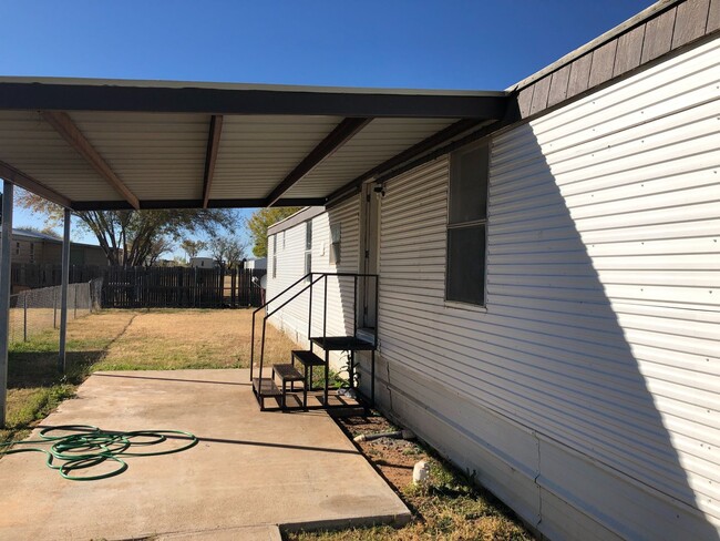 Trailer House; 3 bed 2 bath, covered patio - Trailer House; 3 bed 2 bath, covered patio