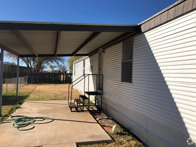 Building Photo - Trailer House; 3 bed 2 bath, covered patio