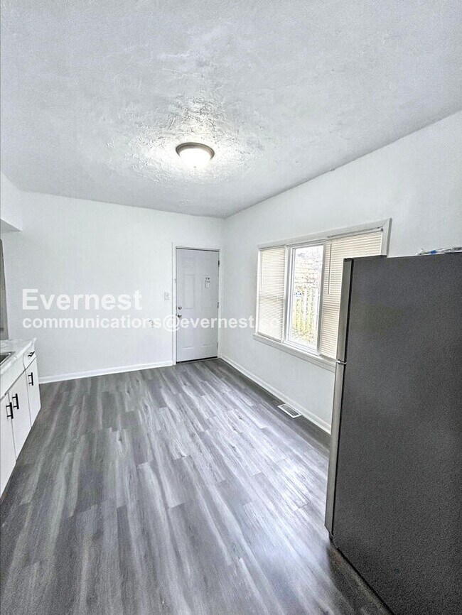 Photo - 1079 E 68th St Unidad 1