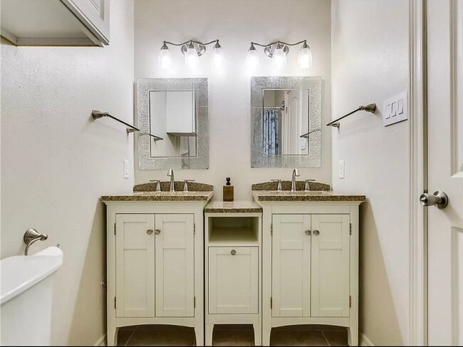 Building Photo - 2905 Swisher St Unit 307