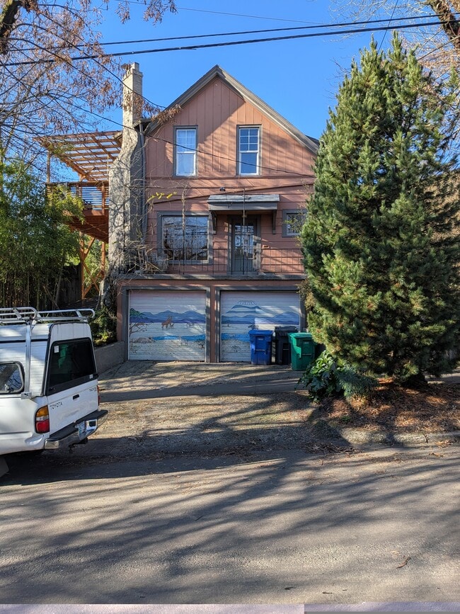 Building Photo - 713 SE 27th Ave