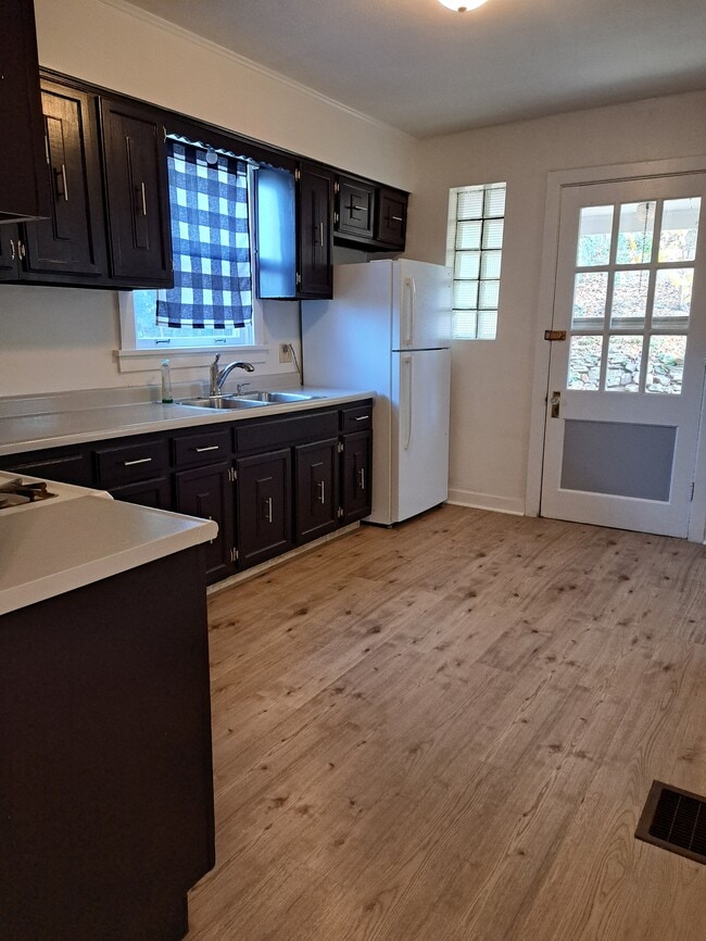 Photo - 1922 Victoria Ave