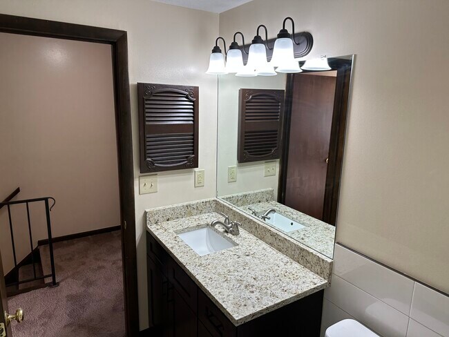 Full bath - 3202 Cedar Grove Pl S