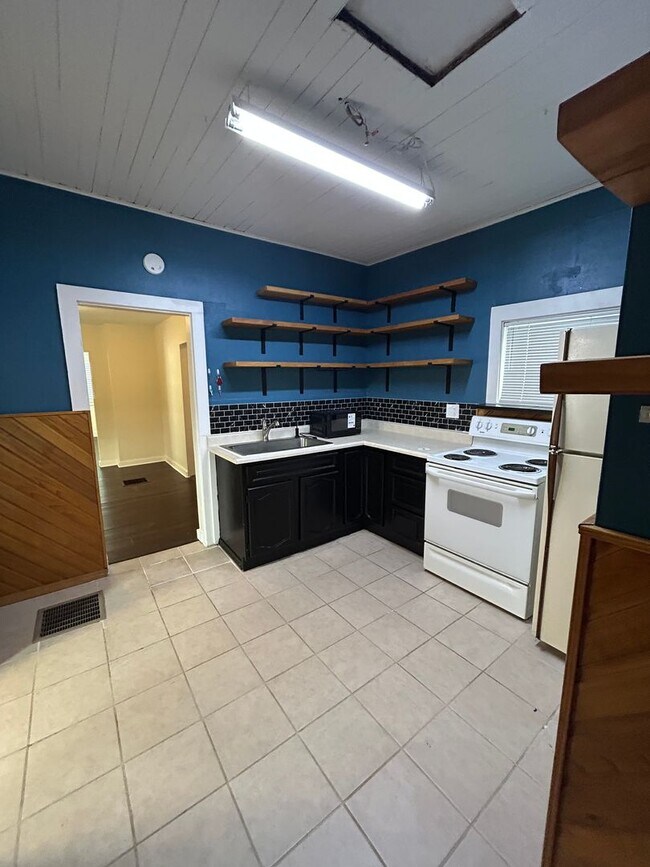 Photo - 1121 E 3rd St