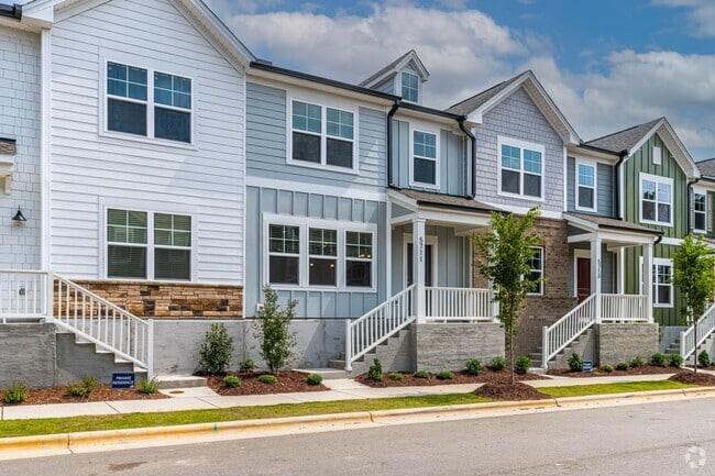 Building Photo - Cozy Townhome with 2 car garage!