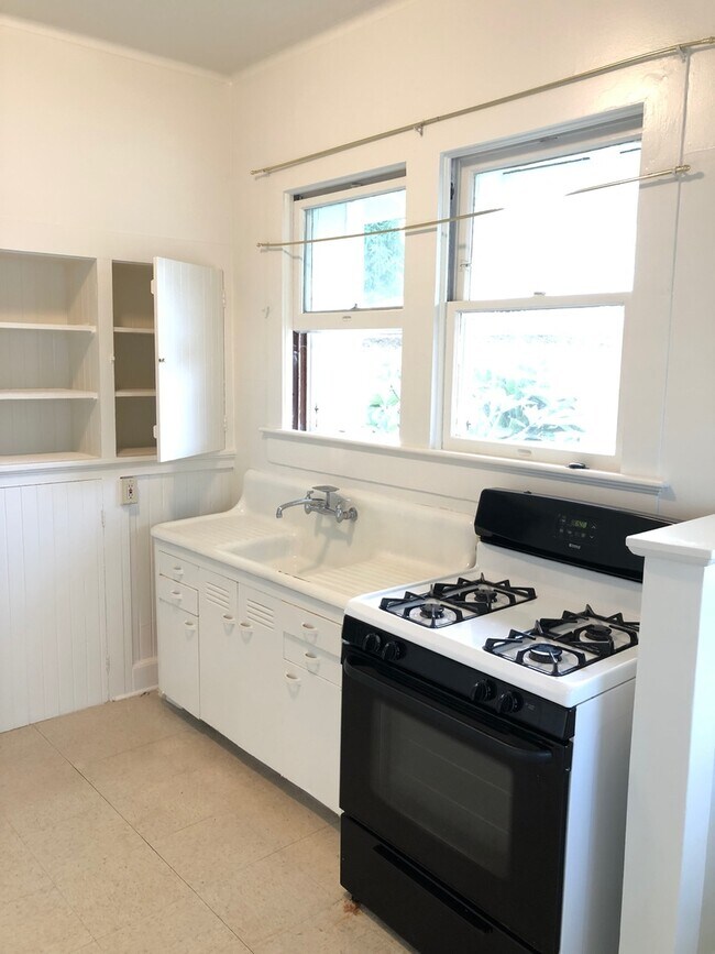 Charming Studio w/ Full Kitchen in Kaimuki! Rental House Rental in