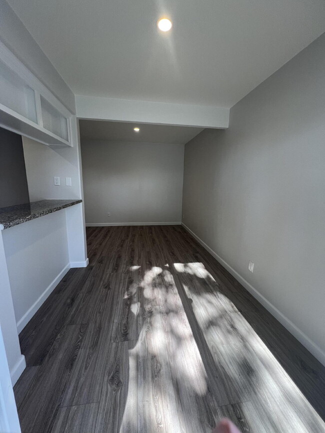 Charming 1-Bedroom Oasis on Highland Drive, Oxnard - Silver Stand