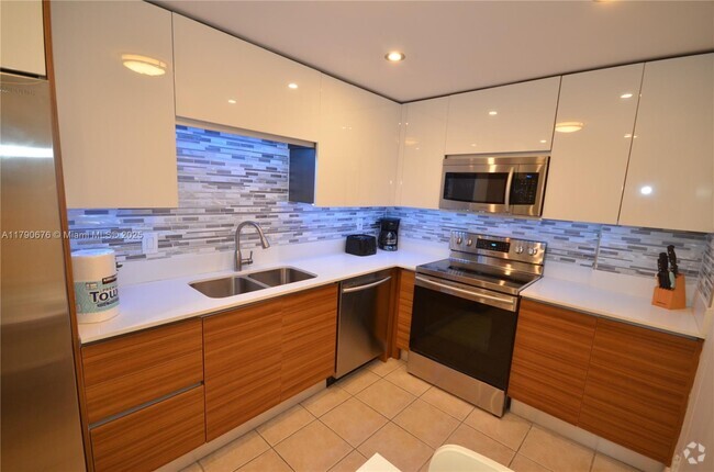 Building Photo - 3801 S Ocean Dr Unit 1D Rental