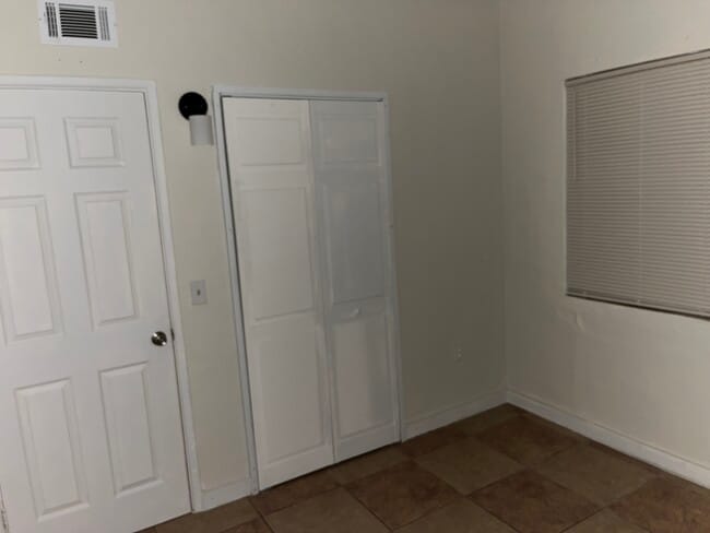 Room 2 - 2103 Golfview Ct