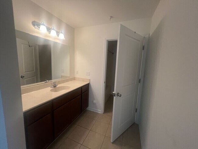 Photo - Central Wilmington, ground floor end unit, large 2 BR with porch(The Gardens) Unidad 101