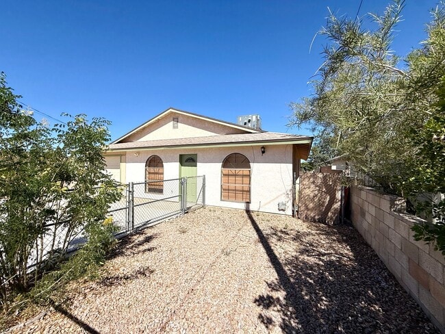 Photo - Cute 3 Bedroom 2 Bathroom House in Hualapa...
