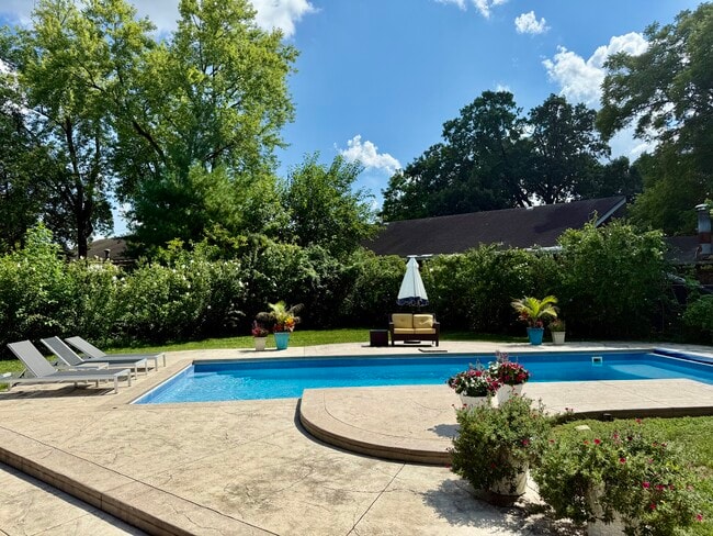 Building Photo - 2317 Monroe Ave Unit 1