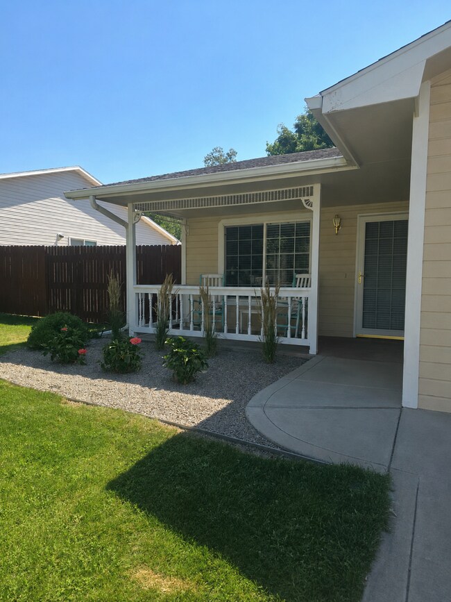 Photo - Beautiful townhouse with updated bathrooms. Available now!