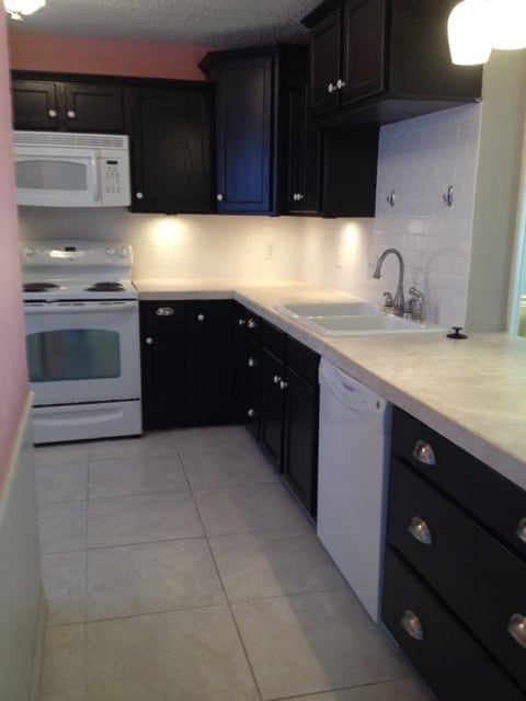 Building Photo - ALL Appliances Included!!! Gorgeous 2 Bedroom 1.5 Bathroom Townhouse w/ Swimming Pool on site!!
